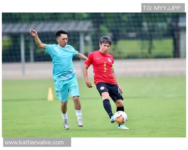 足球明星们的亲密合照展现团结与友谊的精彩瞬间 足球明星们的亲密合照展现团结与友谊的精彩瞬间