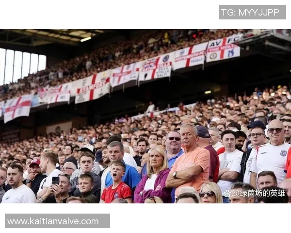 世界杯足球明星齐聚机场展现风采引发球迷热烈追捧与欢呼